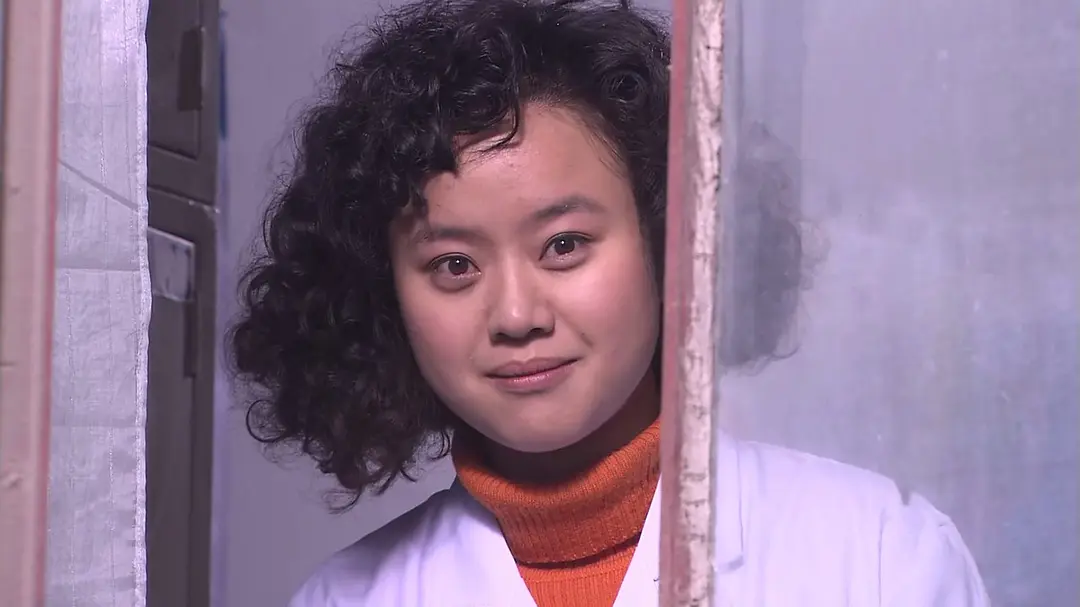 在《你好李焕英》中更是扮演了喜剧感十足的包玉梅,不抢戏但也不丢戏