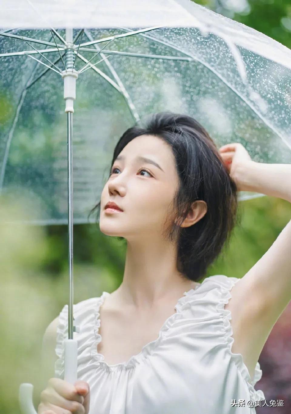 陈小纭发短发写真，化身雨中精灵