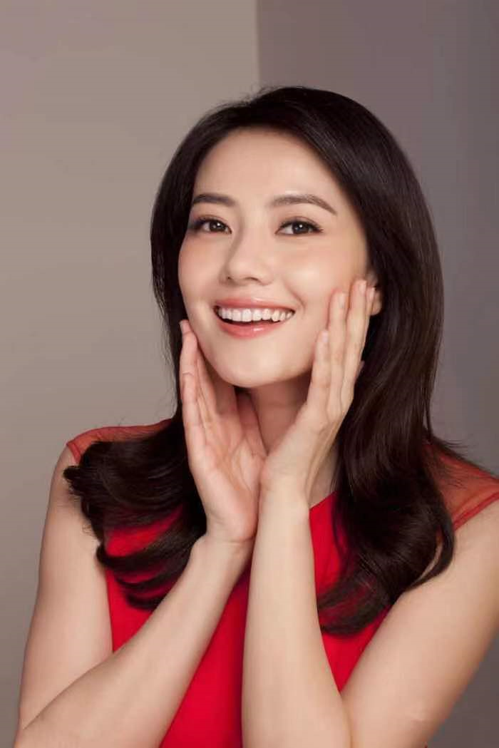 “佛系”高圆圆：美而不自知，才是人间“绝色”