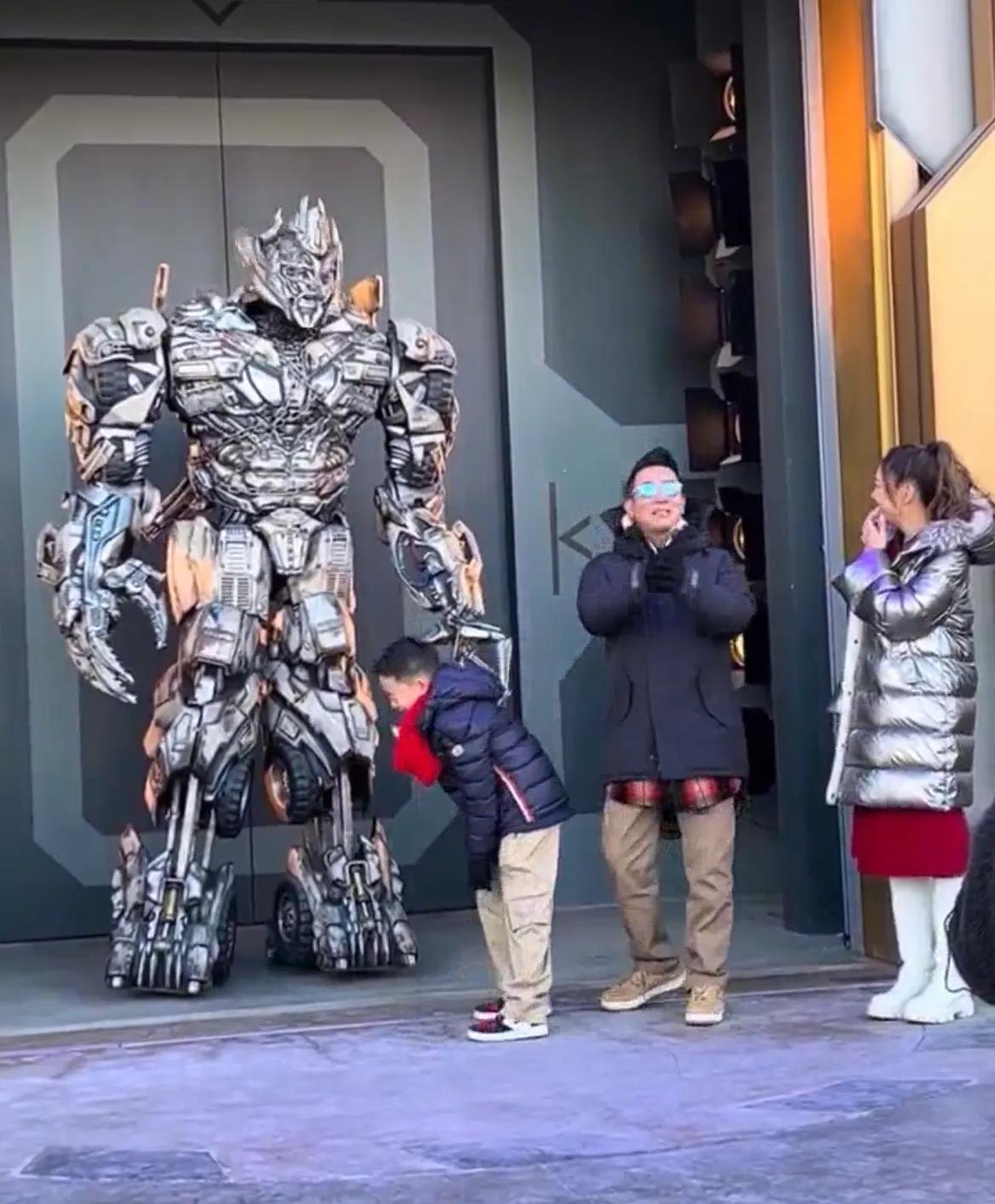 陈小春应采儿带大儿子出游，一家三口全程超欢乐，Jasper长高不少