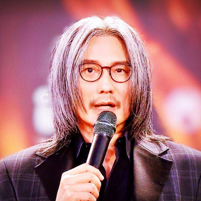 54岁的包小柏：娶圈外人妻子，女儿患癌离世，与哥哥抱头痛哭