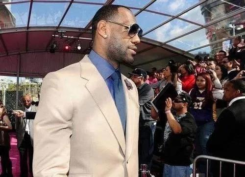 詹姆斯投资的产业（生涯薪资超4.3亿美元，“投资达人”詹姆斯身价超过乔丹了么？）