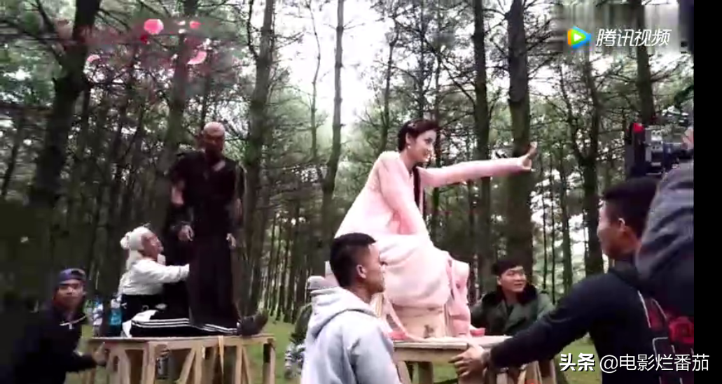 陈晓爬土堆，胡歌划旱船，黄圣依蛇出洞，那些幕后让我笑到肚痛