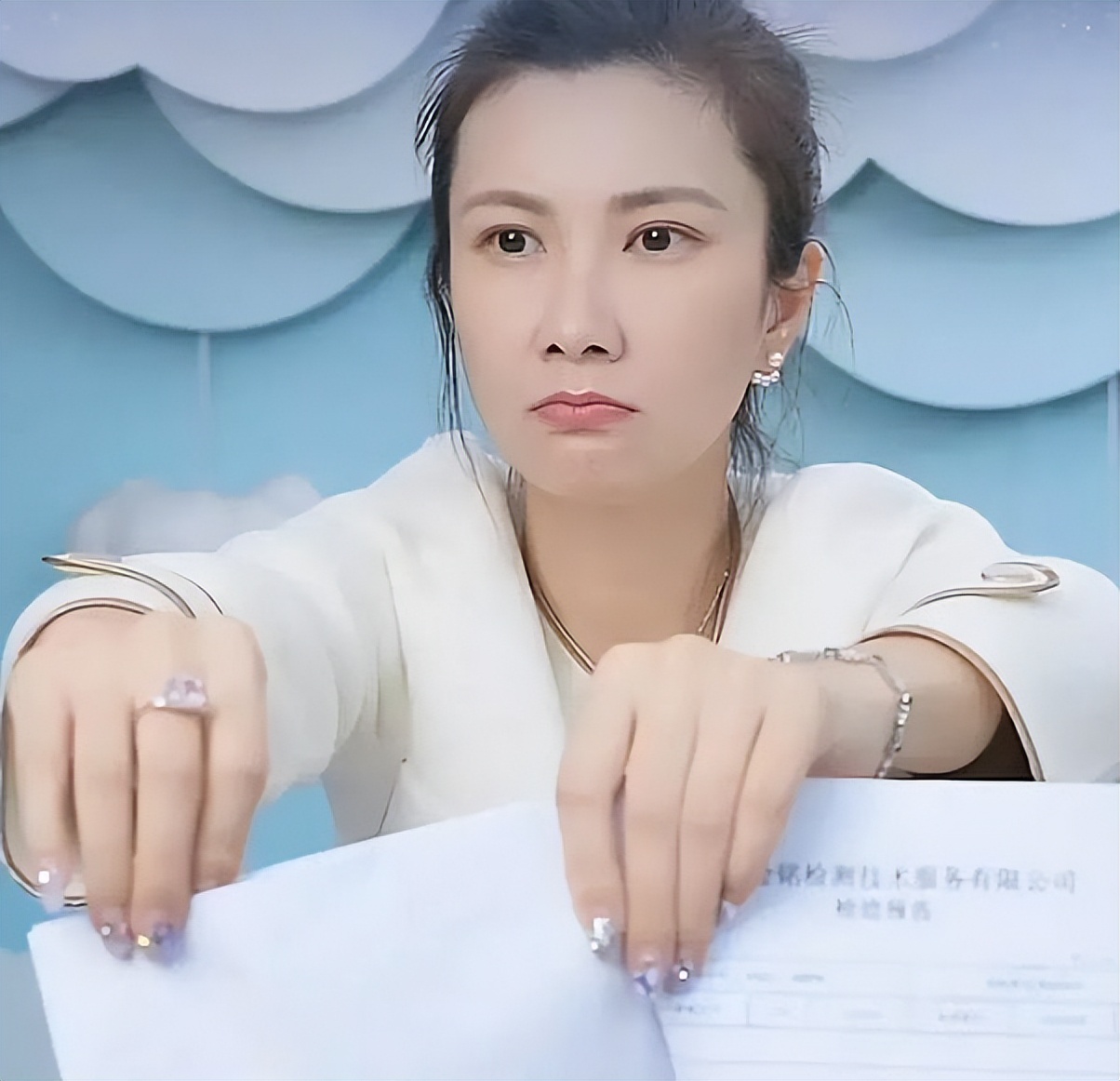 边潇潇直播被骂惨!直播30分钟被迫下线,网友调侃"插刀教女主"