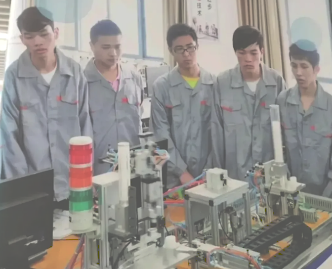 职业学院“招生海报”流出，学生一脸生无可恋，表情没看出开心