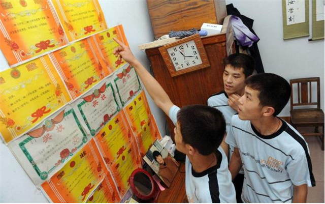 山东三胞胎同时考上同一大学，10年后同日成婚：爷爷盼着抱重孙