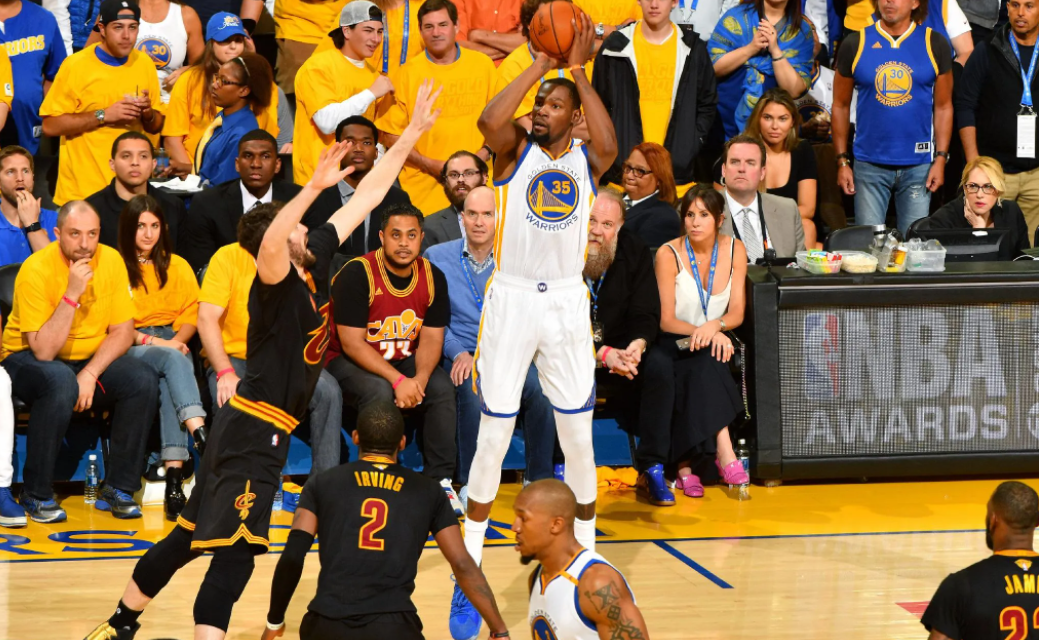 总决赛依旧是非常熟悉的骑勇大战,时隔5个赛季之后,杜兰特和詹姆斯又