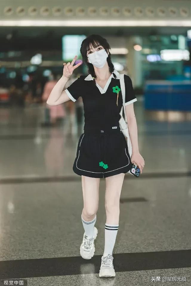 柳岩麻花辫造型现身机场 短裤套装配中筒袜少女感依旧