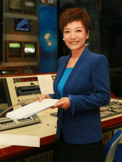"全国三八红旗手"贺红梅:27岁主持《新闻联播》,55岁婚姻成迷