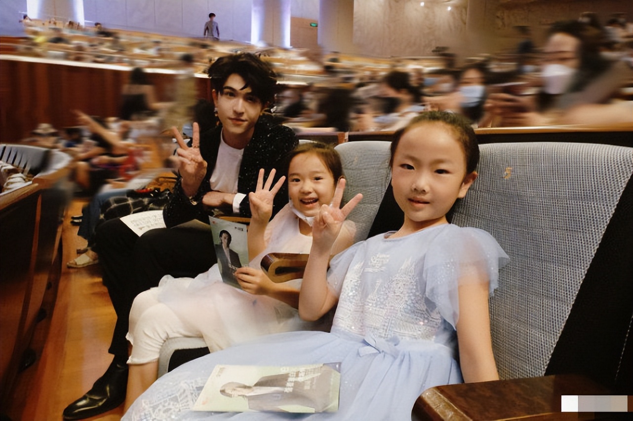 董璇带女儿看陈思诚新作并大赞，小酒窝五官俏丽，笑起来超像妈妈