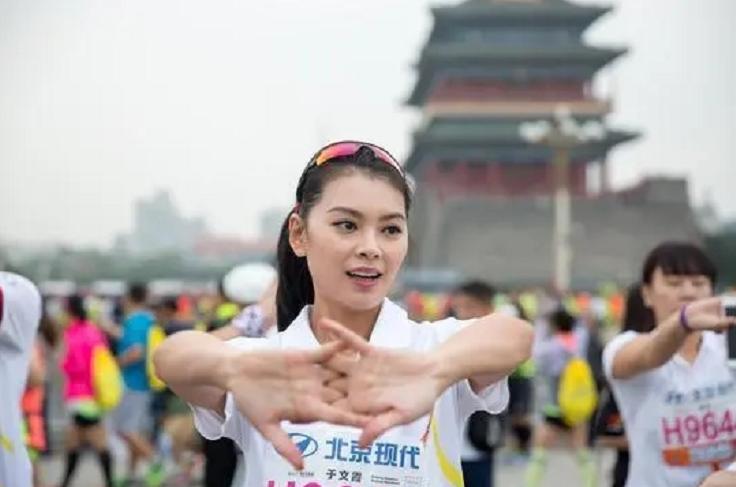 “世界小姐冠军”于文霞出身农村，2012年夺冠，后来投身公益事业