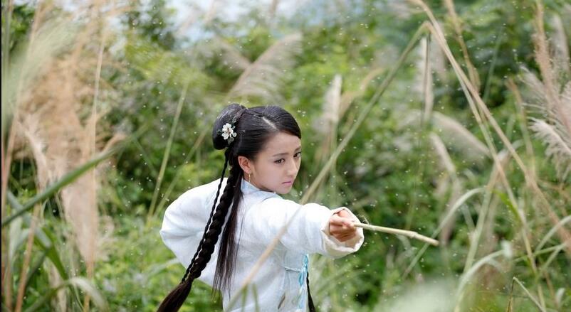 佟丽娅饰演的“年妃”，比蒋欣在《甄嬛传》里华妃更让人心疼