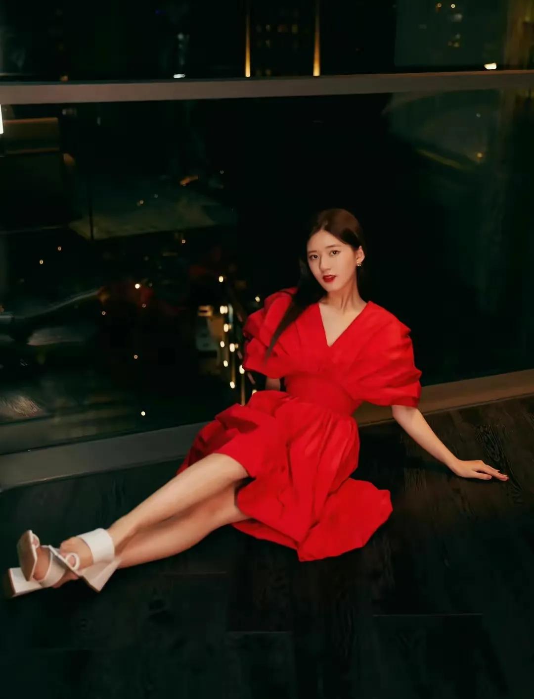 孙怡、赵丽颖红色礼服状态迥异，有没有爱情的滋润肉眼可见