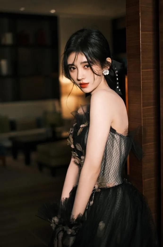 鞠婧祎还是古装妆扮最好看，这次选对了