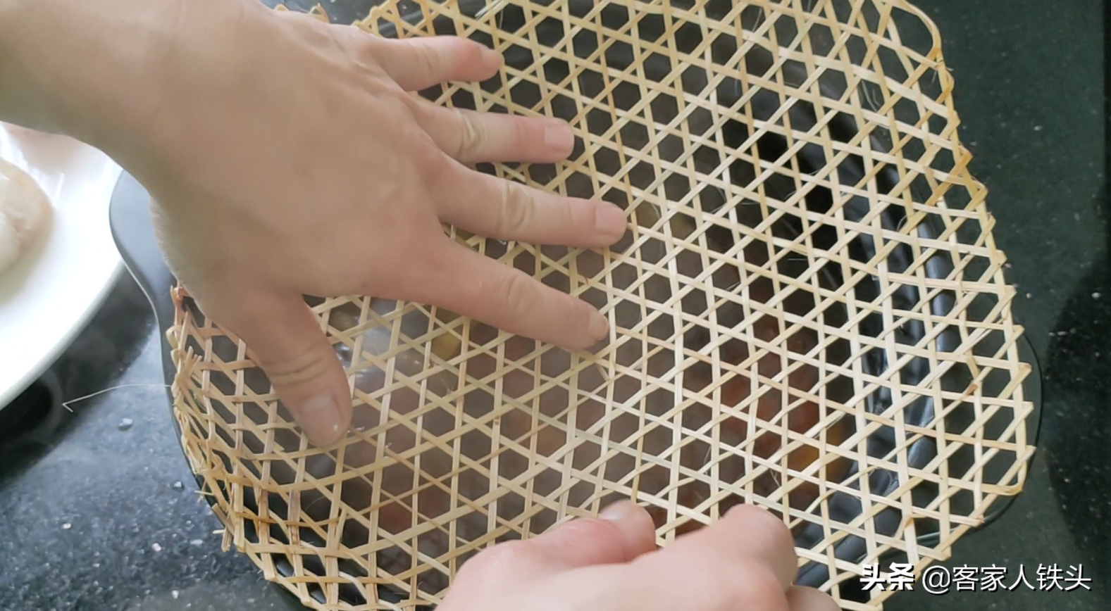 2斤五花肉，垫个竹网放入锅中，出锅软糯好吃又好看，做法很简单