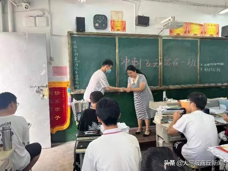 商丘市回民中学：老师手写书签送学子(图7)