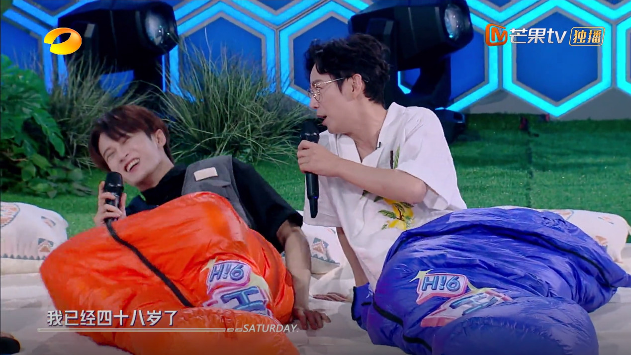 《你好，星期六》：玩体力游戏，被后辈踩头，48岁的何炅有多拼