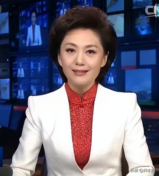 《新闻联播》女主播海霞，一身白衣显端庄优雅