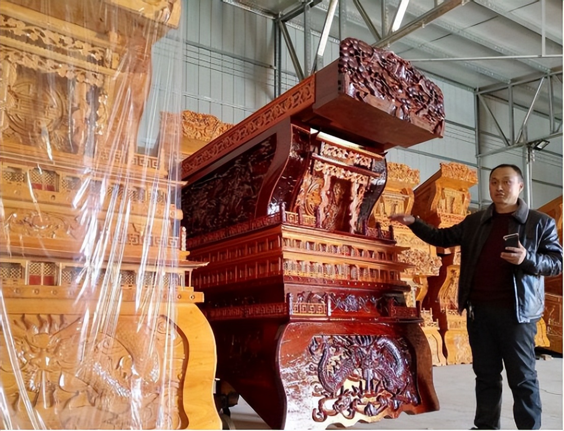 山西农民大哥做棺材,电脑雕刻精美大气,年销售额高达600万