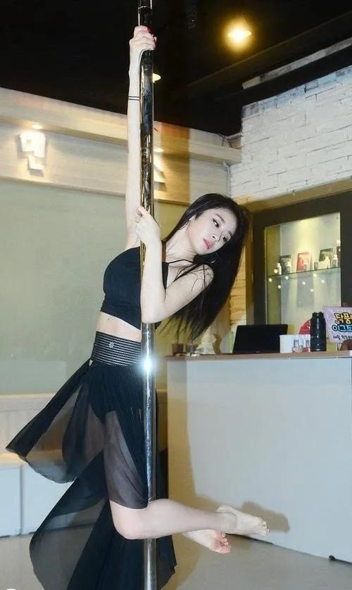 韩国女星朴智妍,观看老公比赛,当年的她堪称南韩腿神