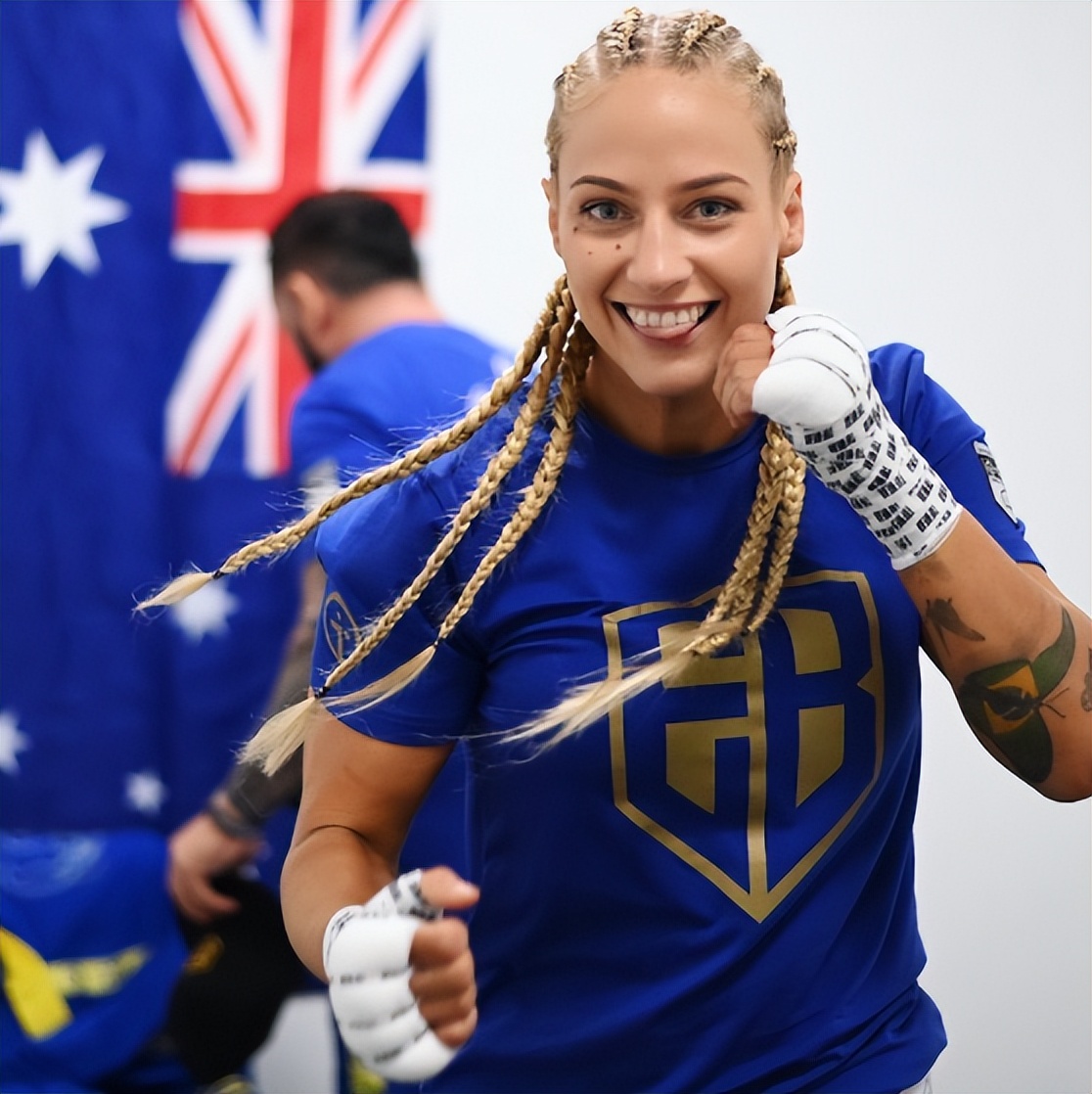 "金发轰炸机"埃巴尼·布里奇斯:从比基尼健美冠军到拳击女王