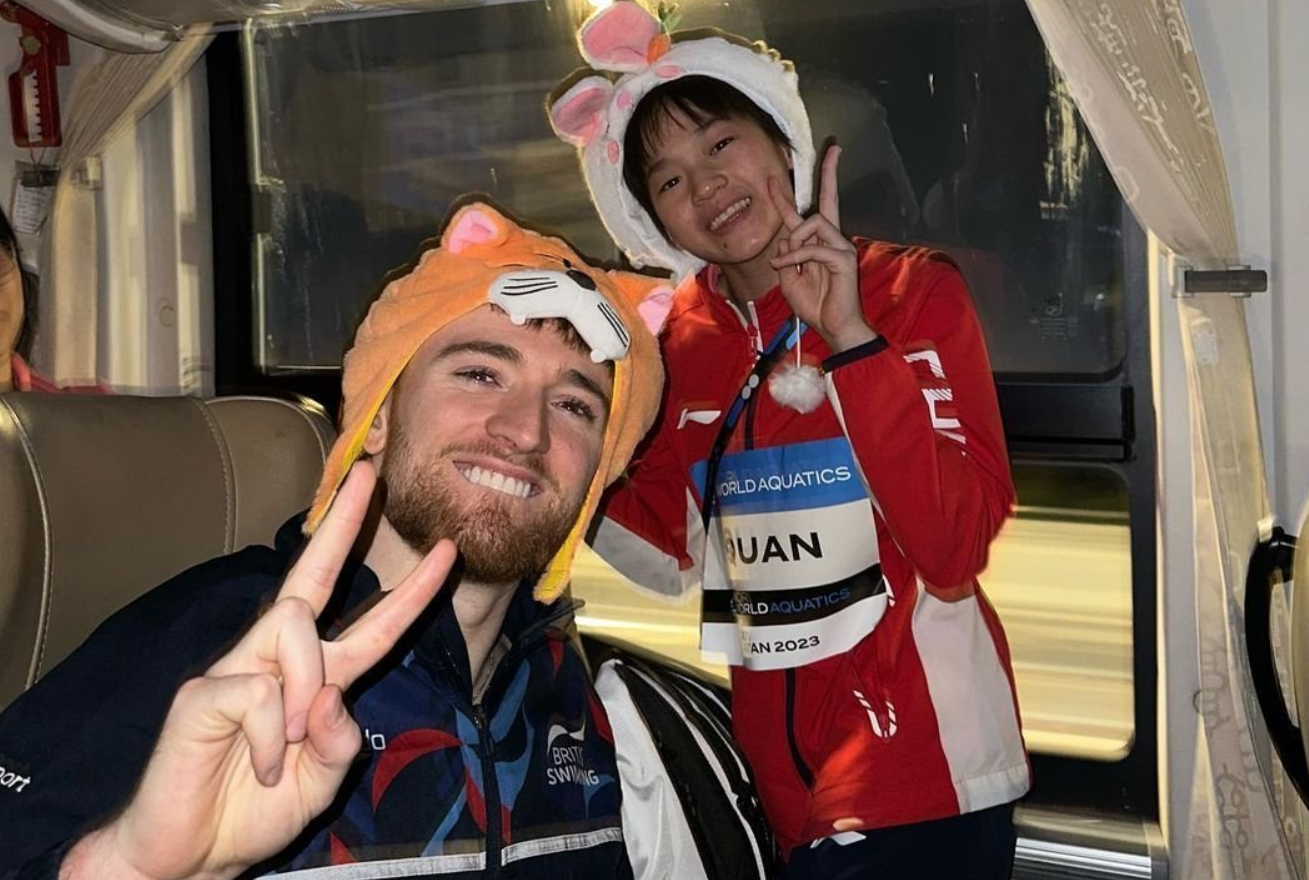 跳水世界杯2021英国女运动员（全红婵太受欢迎！英国选手轮番和她合影，亲哥从湛江到西安看妹妹）