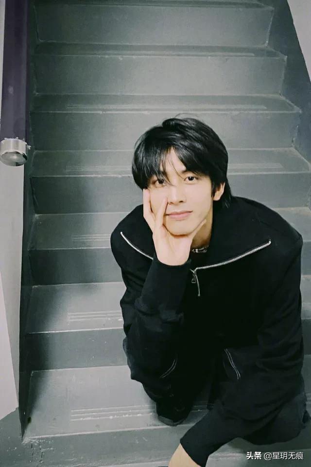 宋威龙晒九宫格随拍分享生活碎片 骑单车赏晚霞