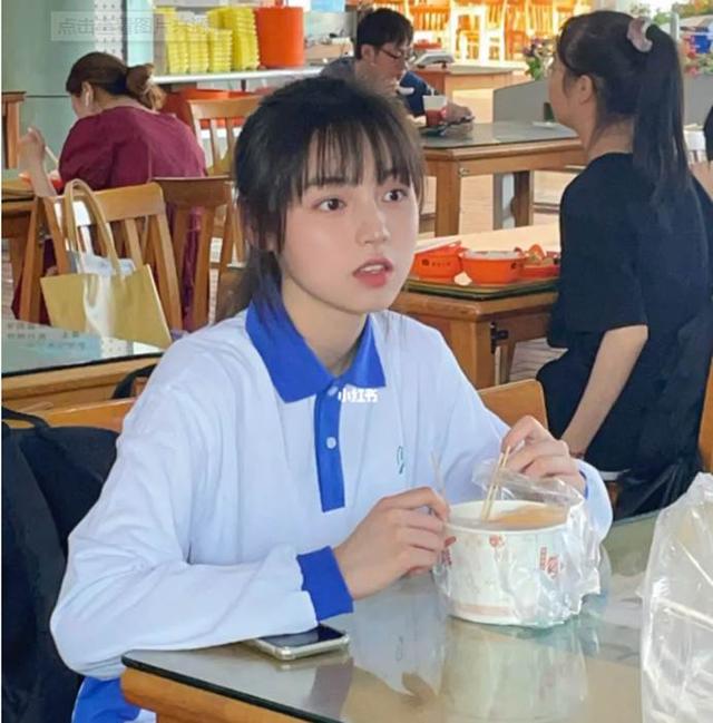 高中女生运动会"举牌"走红,清纯可爱神似鞠婧祎,却被质疑心机