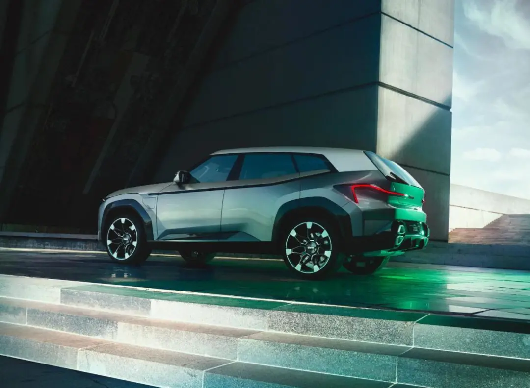 搭载4.4T V8发动机，750马力，外形超科幻，承前启后