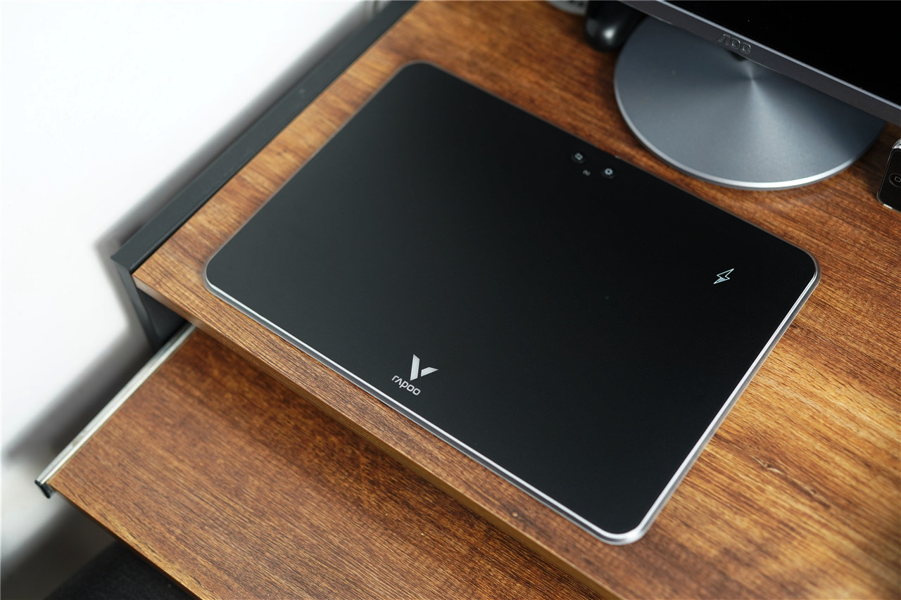 雷柏V10RGB鼠标垫搭配VT350Q鼠标提升电竞氛围充电操控更理想
