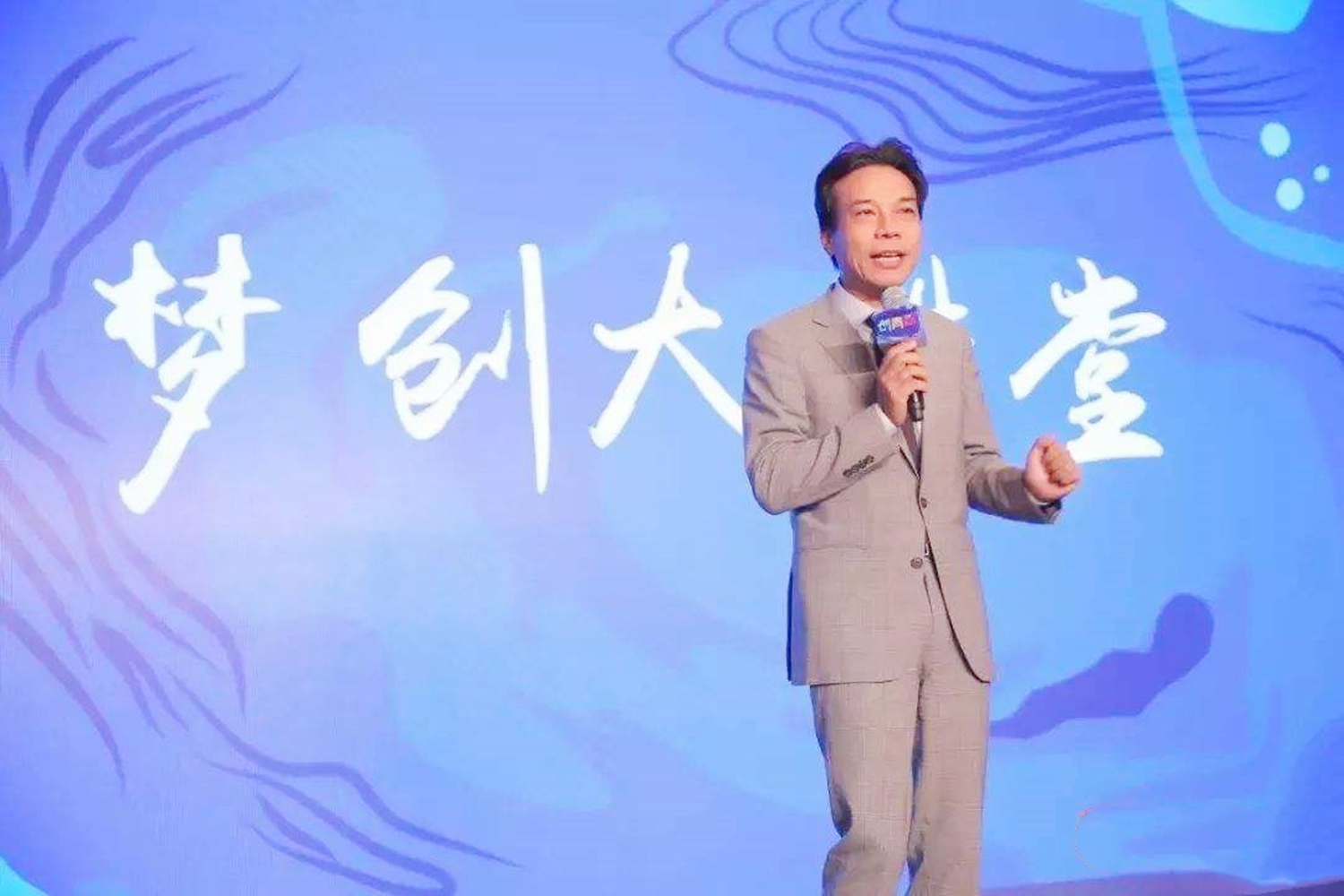 他曾是“打工皇帝”，辅佐三位首富，如今年薪仅50万