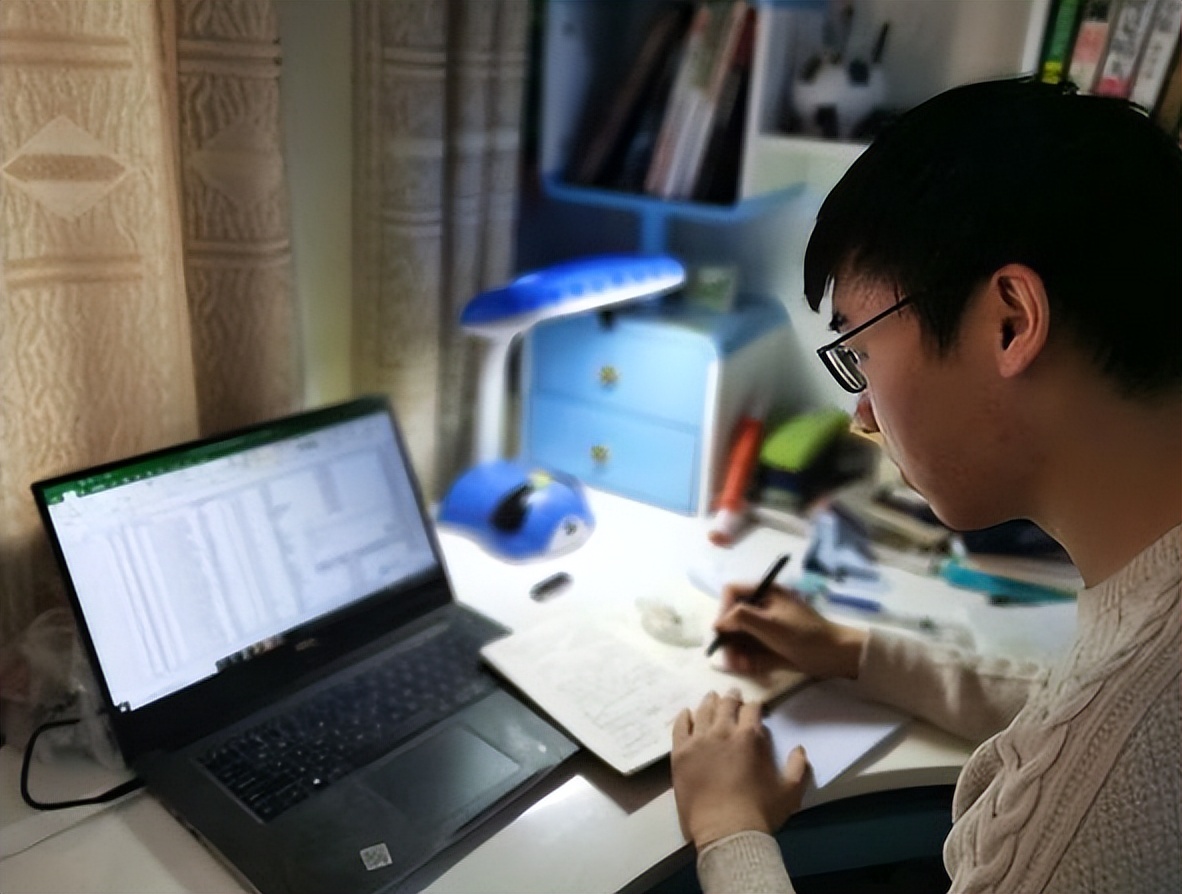 大学老师查寝就像开盲盒，违禁品层出不穷，男生寝室还有“水床”