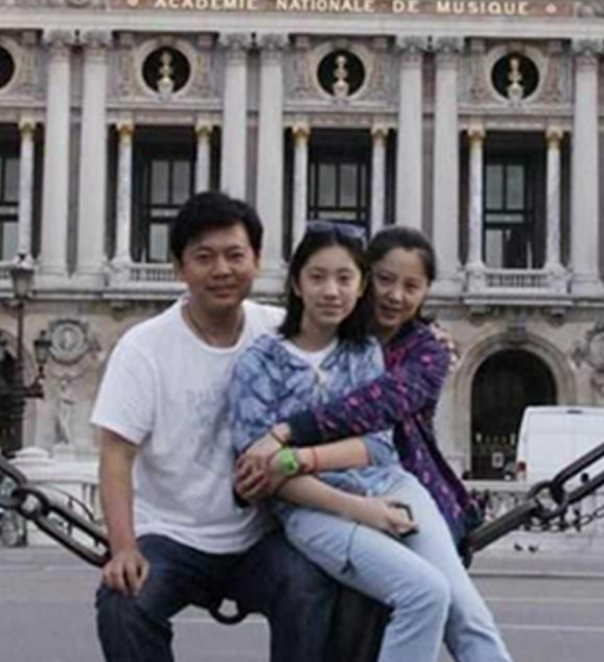 何政军现任妻子叫什么名字老戏骨何政军罕见秀恩爱老婆下田走泥地不怕