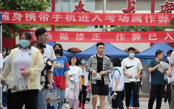 22年浙江进行“首场高考”，57万学生奔赴考场，网友却觉得不合理