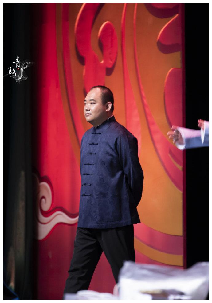 侯耀文去世16年,那个声称帮他照顾女儿的郭德纲,究竟做的咋样?