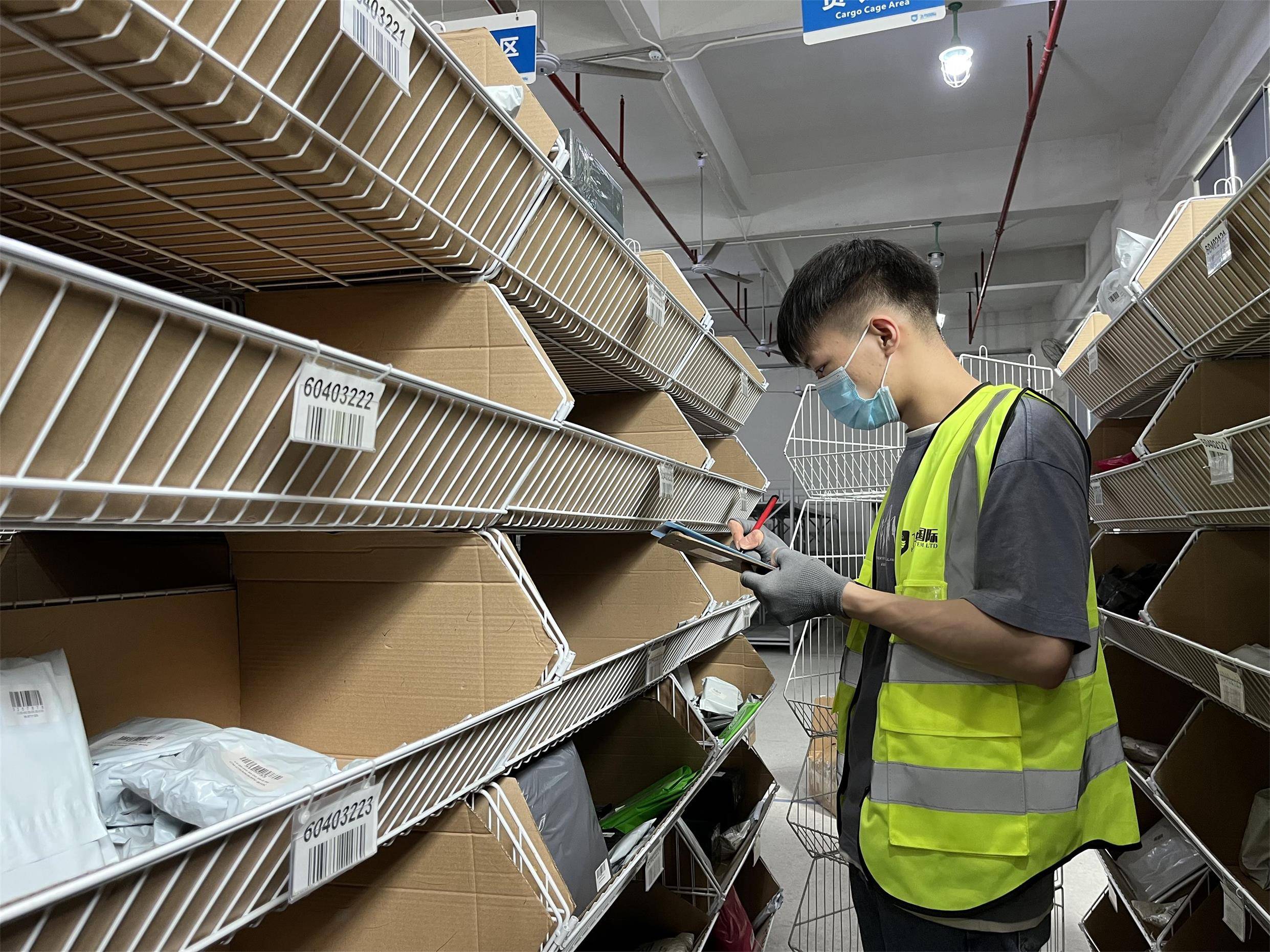 首先,推荐飞鸟国际英国海外仓公司,总部在深圳.