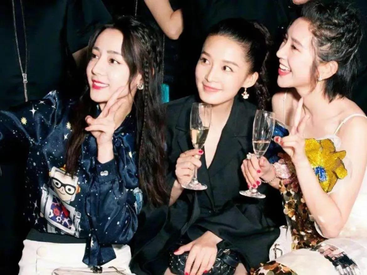 看了迪丽热巴跟别人的合影,才发现她的颜值有多优越