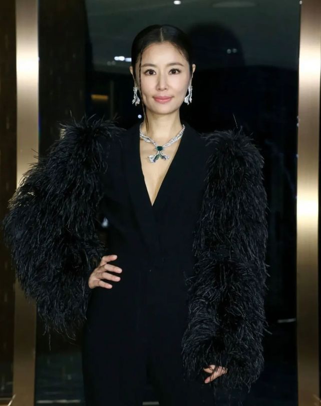 46岁林心如和46岁林熙蕾，两人同穿黑色服装，气质差别真大