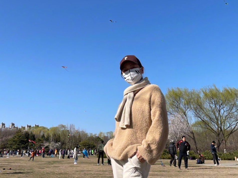 港星邓萃雯将接老父到内地疗养！56岁长居北京，喜欢当地四季分明