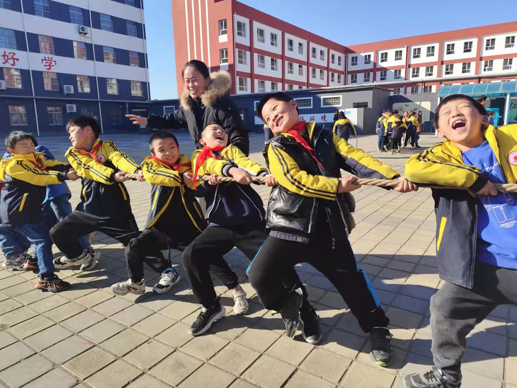 小学体育课游戏(河间市第二实验小学：“趣味游戏”比赛让操场变成欢乐海洋)