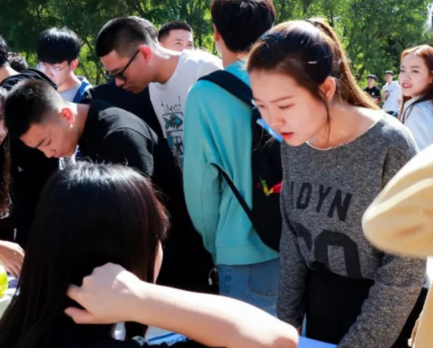 她是汕头大学女校长，39岁晋升教授、能力出众，深受广大学生爱戴