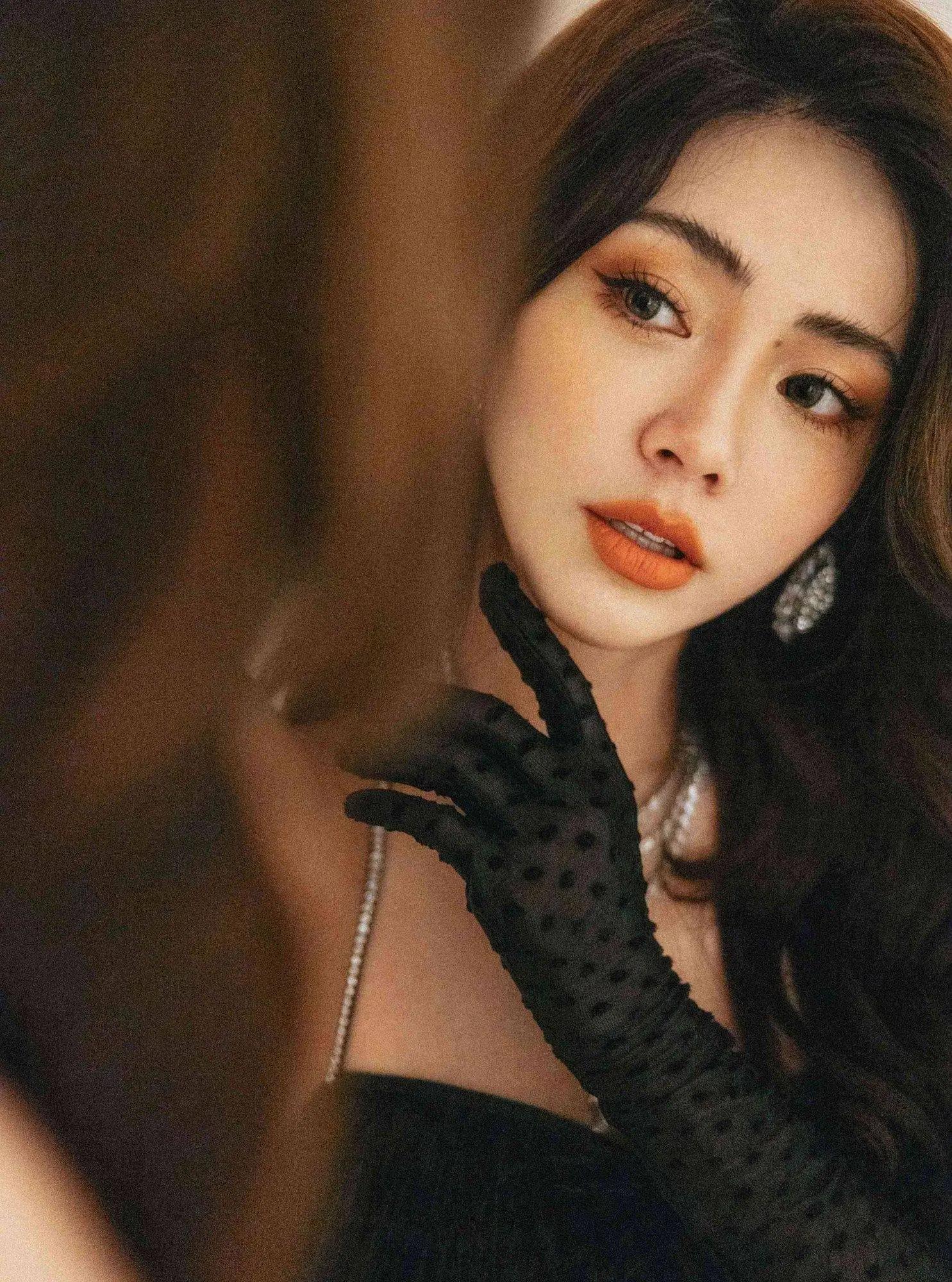 谢可寅黑色连衣裙长发飘飘