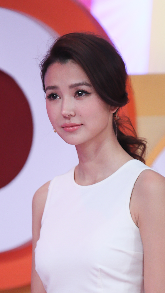 王思聪被拍带五位美女出酒店,神情疲惫且憔悴,酒店最低五千一晚