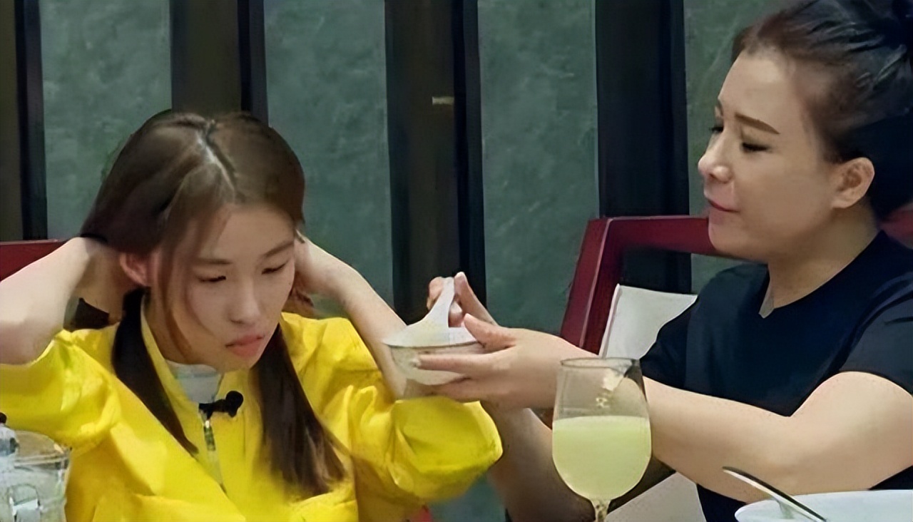 变形记16岁女巨婴：每天花销过万，吃饭要人喂，如今变化很惊艳