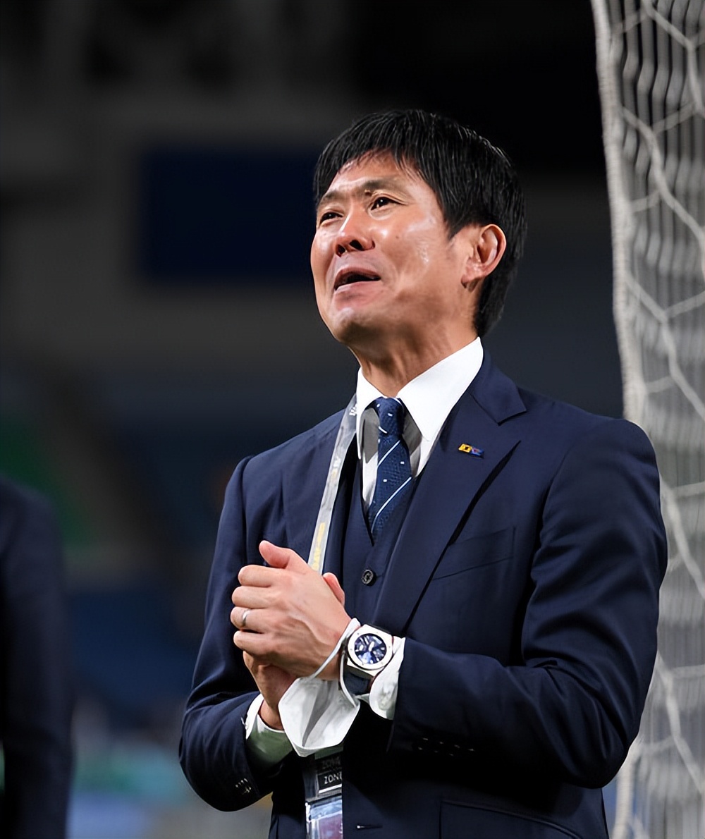 世界杯日本为什么下跪（日本球迷向主教练道歉！甚至有全家下跪拍照，给森保一说对不起）