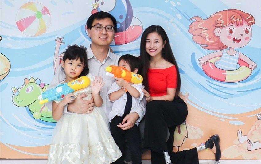 她在地震中失去双腿，6年后嫁华裔高学历老公，儿女双全成功逆袭