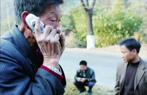 05年春节前，湖南农民工背老乡尸体还乡，遭其家属埋怨：见死不救