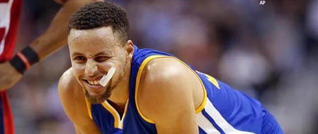 nba为什么会咬牙套（盘点NBA球星哪些标志性动作以及小怪癖，纳什喜欢摸鞋底再舔手指）