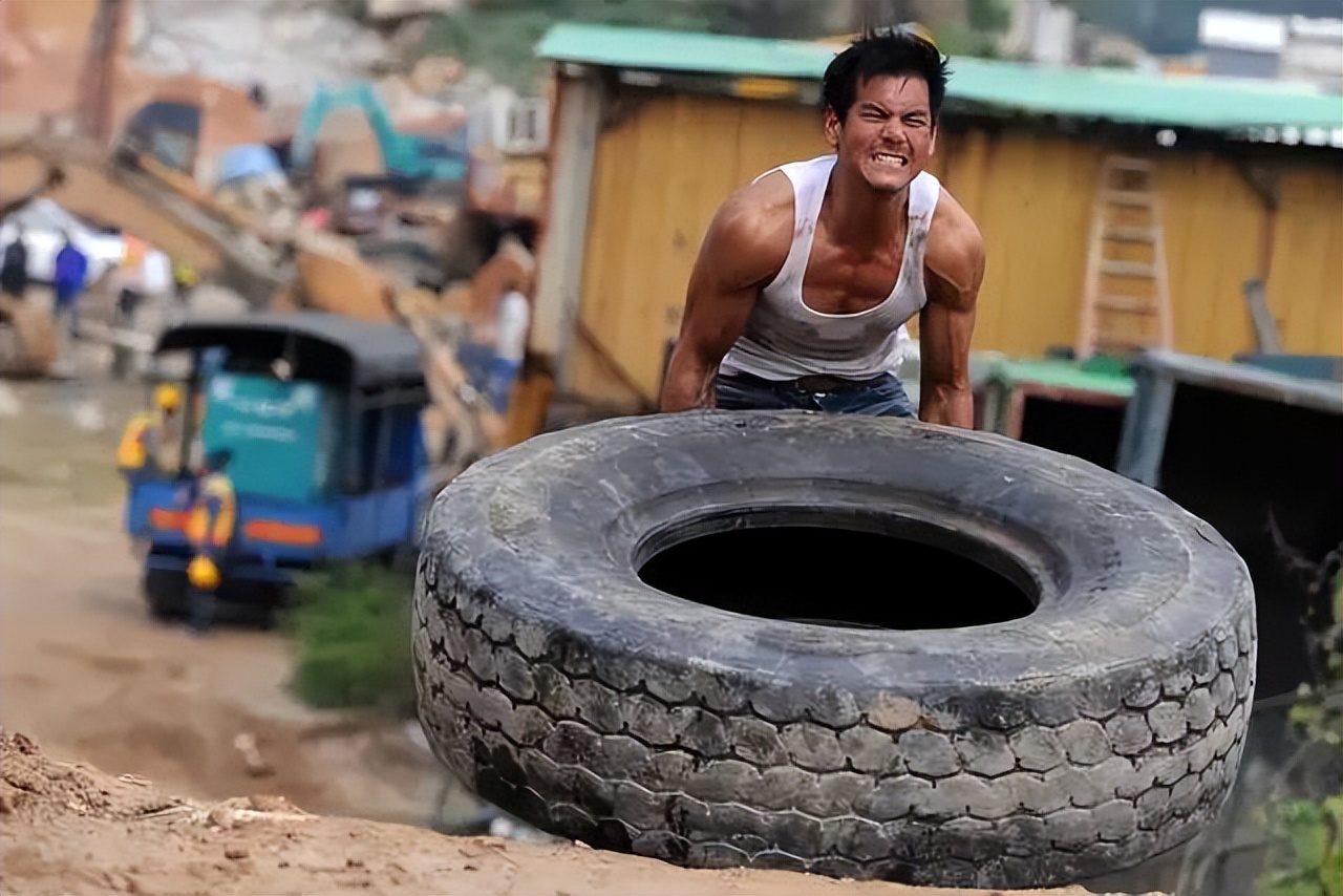 片中主演张家辉就用了9个月的时间彻底改头换面,而彭于晏也在3个月之