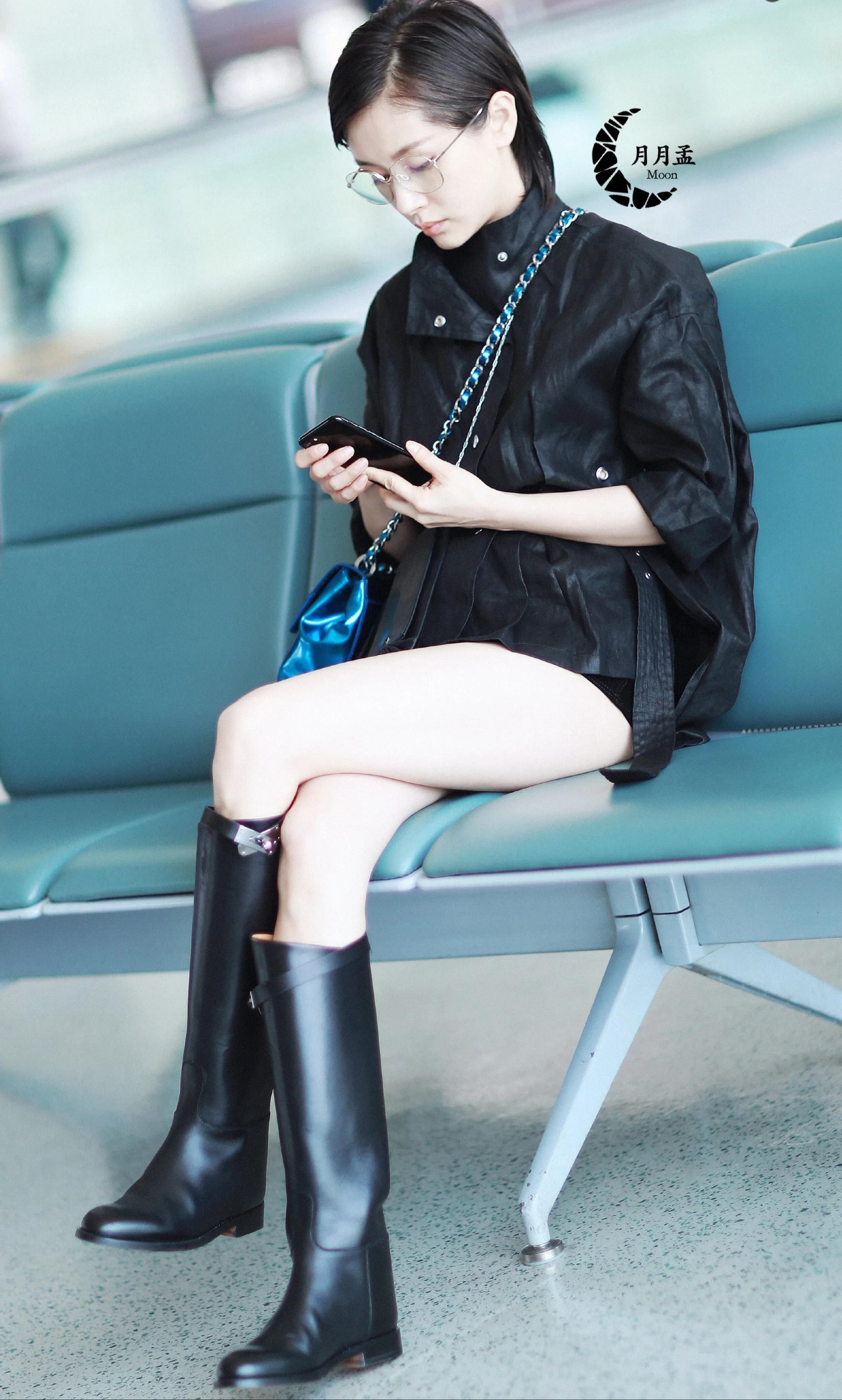 王子文机场大片，黑色外套和黑色短裤诠释经典，红唇妩媚动人